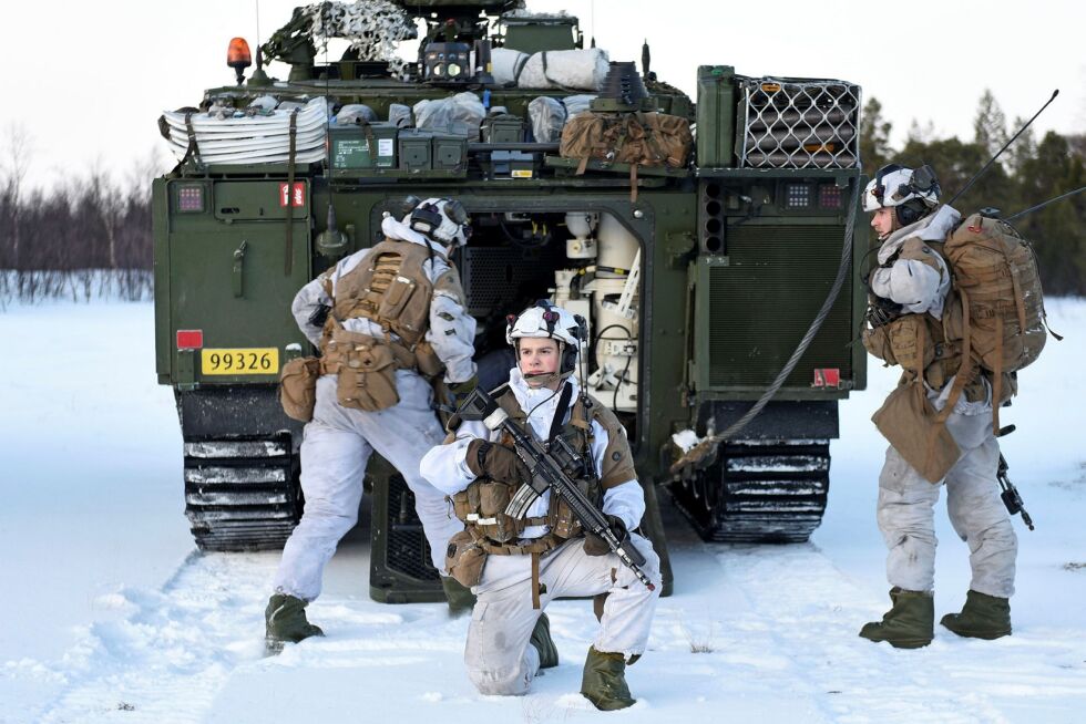 En sentral del av tirsdagens og onsdagens øvelse er å sikre flyplassen. Her er soldater fra Porsanger bataljon inne på den militære delen av Banak.
 Foto: Marius Thorsen