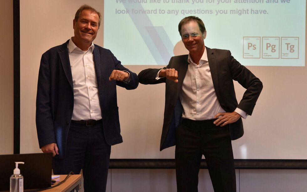 Nicolas Albrecht, visepresident i Aurubis, og Øystein Rushfeldt, direktør i Nussir, skrev symbolsk under på kontrakten med en corona handshake. Året etter er kontrakten avsluttet. Foto: Kristin Humstad