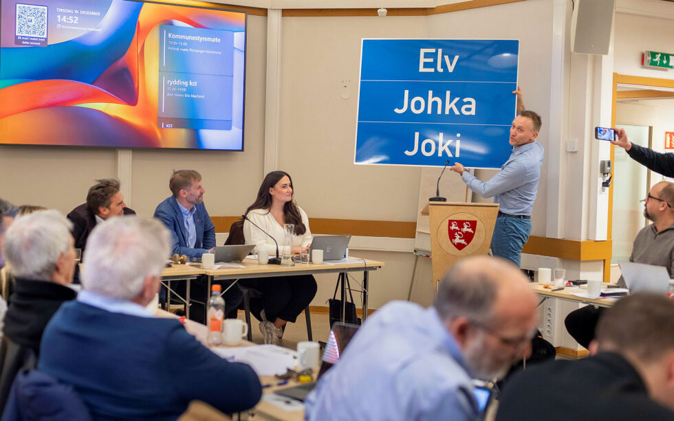 Nils-Roger Pettersen (Sp) presenterte det nye skiltet for kommunesenteret. 
– Det er på tre språk og av samme kvalitet som henger der i dag. Vi står klare til å bytte ut skiltene når kommunestyret har vedtatt at vi skal hete Elv, Johka og Joki.
 Foto: Cecilie Bergan Stuedal