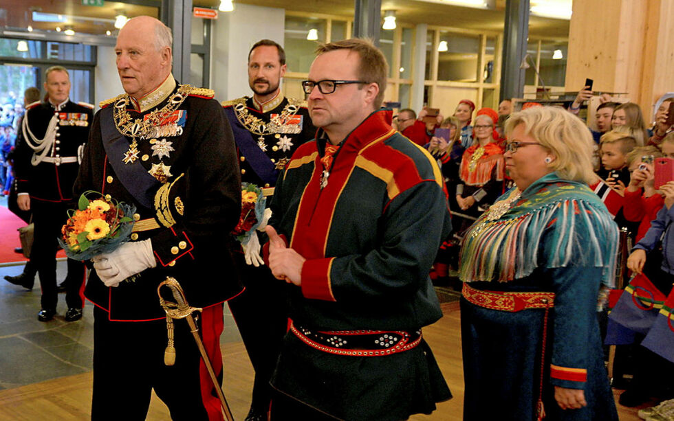 Kongefamilien har helt siden unionsoppløsninga med Sverige i 1905, hatt en helt spesiell stilling hos det samiske urfolket i Norge. Her ser vi kong Harald, kronprins Haakon, plenumsleder Jørn Are Gaski og sametingspresident Vibeke Larsen ved åpninga av Sametinget i 2017.
 Foto: Lars Birger Persen