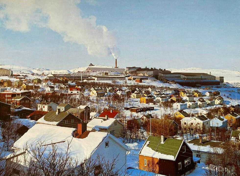 Dette bildet viser Kirkenes i 1974 med to pelletsverk og ei pipe som var populær som værpipe, i det som var på slutten av gullalderen til AS Sydvaranger-
 Foto: Privat