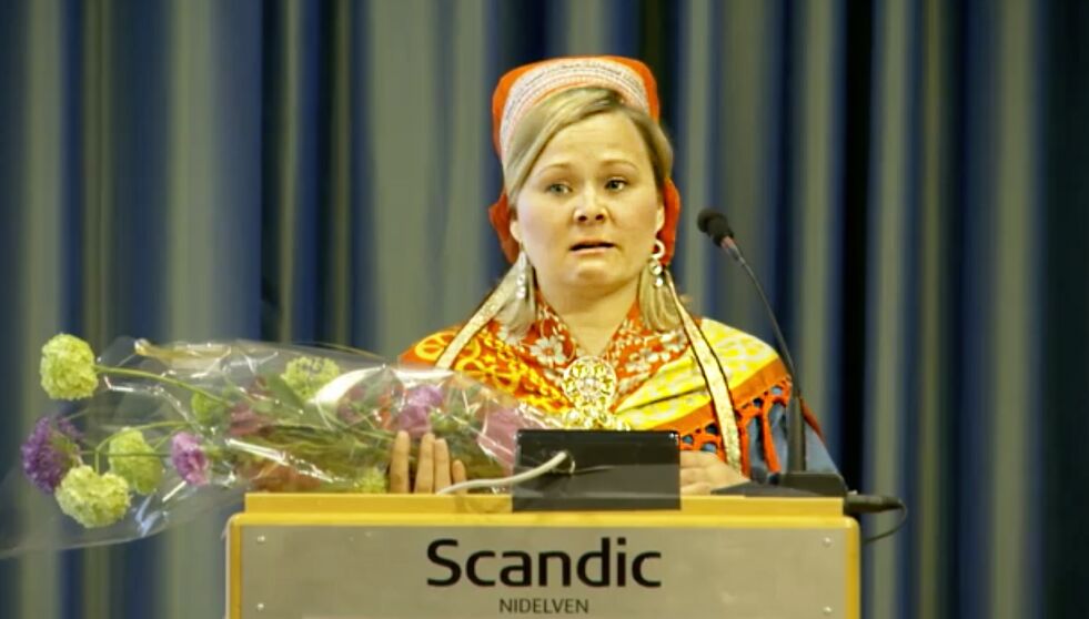 En rørt Sara Ellen Anne Eira takker for tilliten etter å ha blitt valgt som ny leder for samisk kirkeråd.
 Foto: Skjermbilde fra kirkemøtets weboverføring