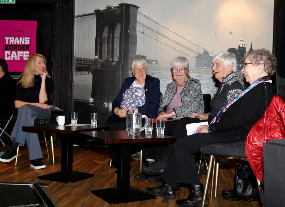 Hege Moe Eriksen fikk frem også morsomme historier fra de fire kvinnene som fortalte fra krigsårene. Fra venstre Evelyn Olsen Lid, Inger Jacklin Bruun, Elsa Eriksen og Reiden Pedersen
Foto: Torbjørn Ittelin
