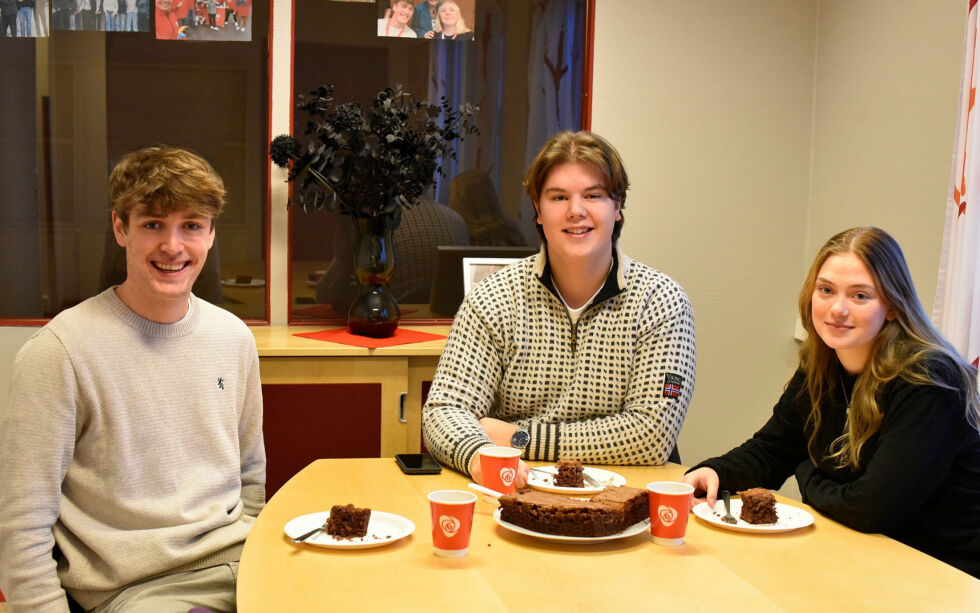 På AUF-kontoret i Lakselv feires Wisting-nyheten med kake. Fra venstre: Aron Schaanning, fylkessekretær i AUF Finnmark, Magnus Vassvik, leder i Porsanger AUF og styremedlem i AUF i Finnmark, og Lily Kuznetsova som er nestleder i Porsanger AUF.
 Foto: Irene Andersen