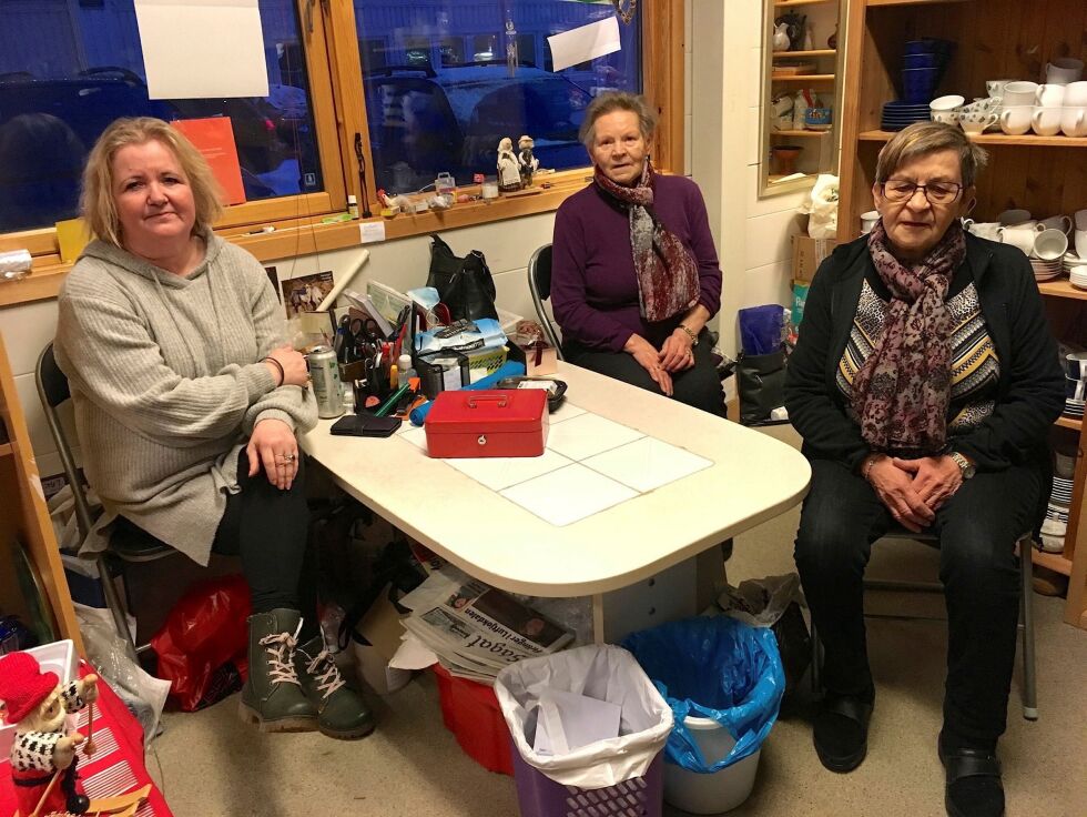 Bruktbutikken, som drives på frivillig basis, er blant de mange i landet som må kaste inn håndkleet på grunn av pandemien. Men Gøril Hvidsten (t.v.), Amalie Persen og Marie Olsen håper alle at de klarer å finne nye sentrumsnære lokaler før sommeren.
 Foto: Sonja E. Andersen