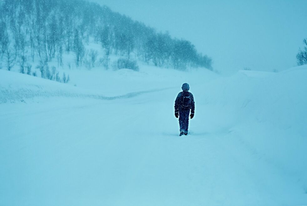 En flyktninggutt vandrer i sne og kulde og går etterhvert inn i et sjøsamisk hjem.
 Foto: Marie Louise Somby