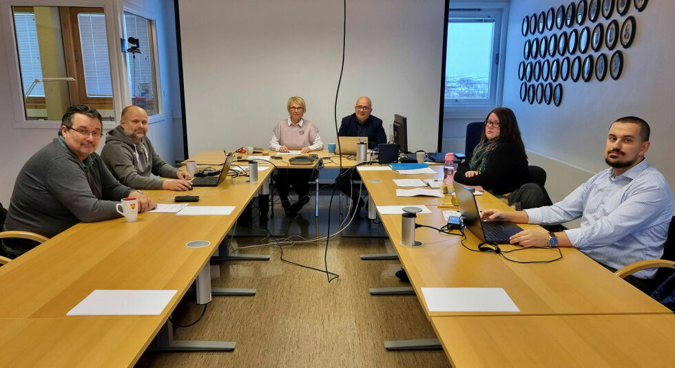 Tirsdag møttes det nye formannskapet i Nesseby for første gang. Fra venstre Knut Store (Ap), Kristian Bergstø (Ap), ordfører Berit Ranveig Nilssen (Felleslista), kommunedirektør Charles Petterson, Anette Helene Länsman (Felleslista) og Martin Velky (Felleslista). Bergstø møtte som vararepresentant for Ann Jorid Henriksen.
Foto: Torbjørn Ittelin