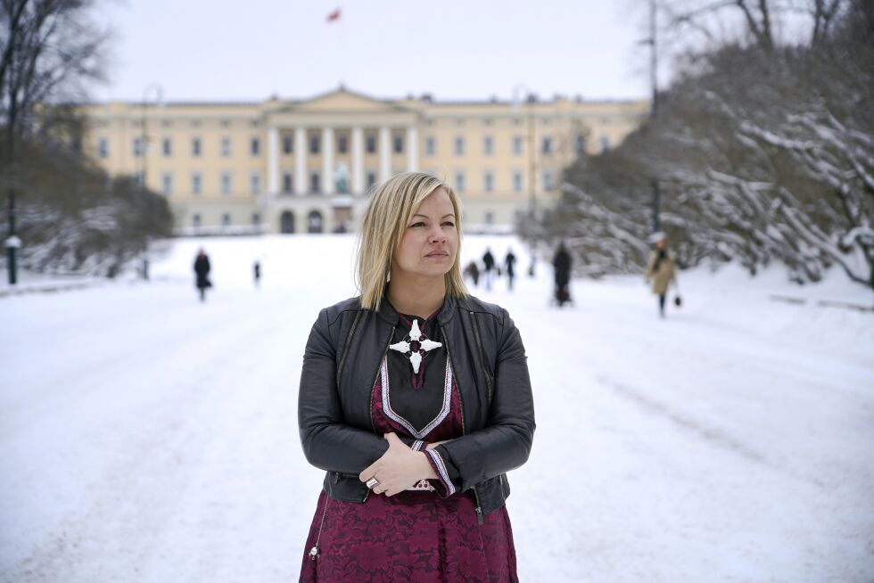 Den samiske kunstneren Máret Ánne Sara møter dronning Sonja på det kongelig slott i Oslo.
 Foto: Karl Alfred Larsen