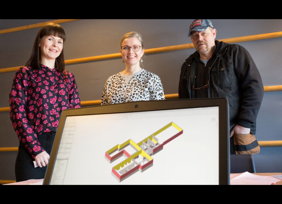 Arkitekt ved Nordconsult, Irene Jullum Hagen, avdelingsleder Mia Krogh  og håndverker og representant for brukergruppa, Johnny Sommer,  er godt i gang med å planlegge ombyggingen av det gamle NRK-kontoret i Vadsø.
 Foto: Monica Milch Gebhardt