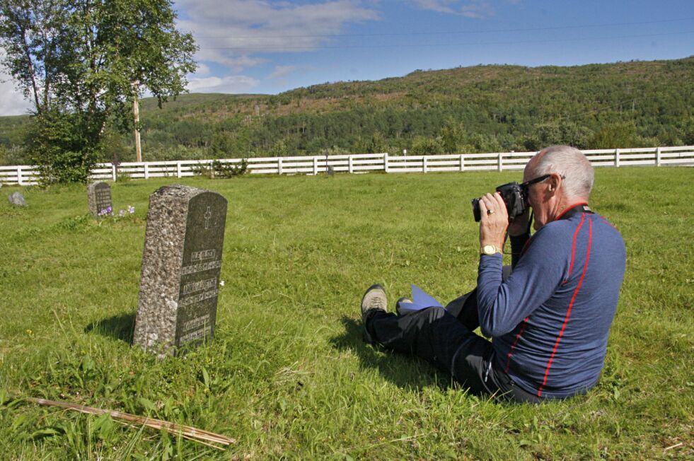 Oddvar Betten under det nitidige arbeidet med å fotografere gravminner i Polmak i sommer.
 Foto: Privat