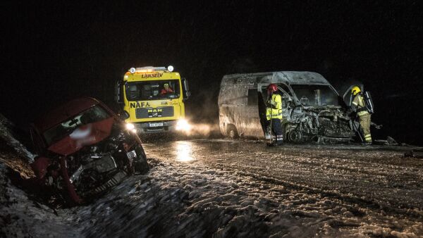 Bil begynte å brenne etter kollisjon