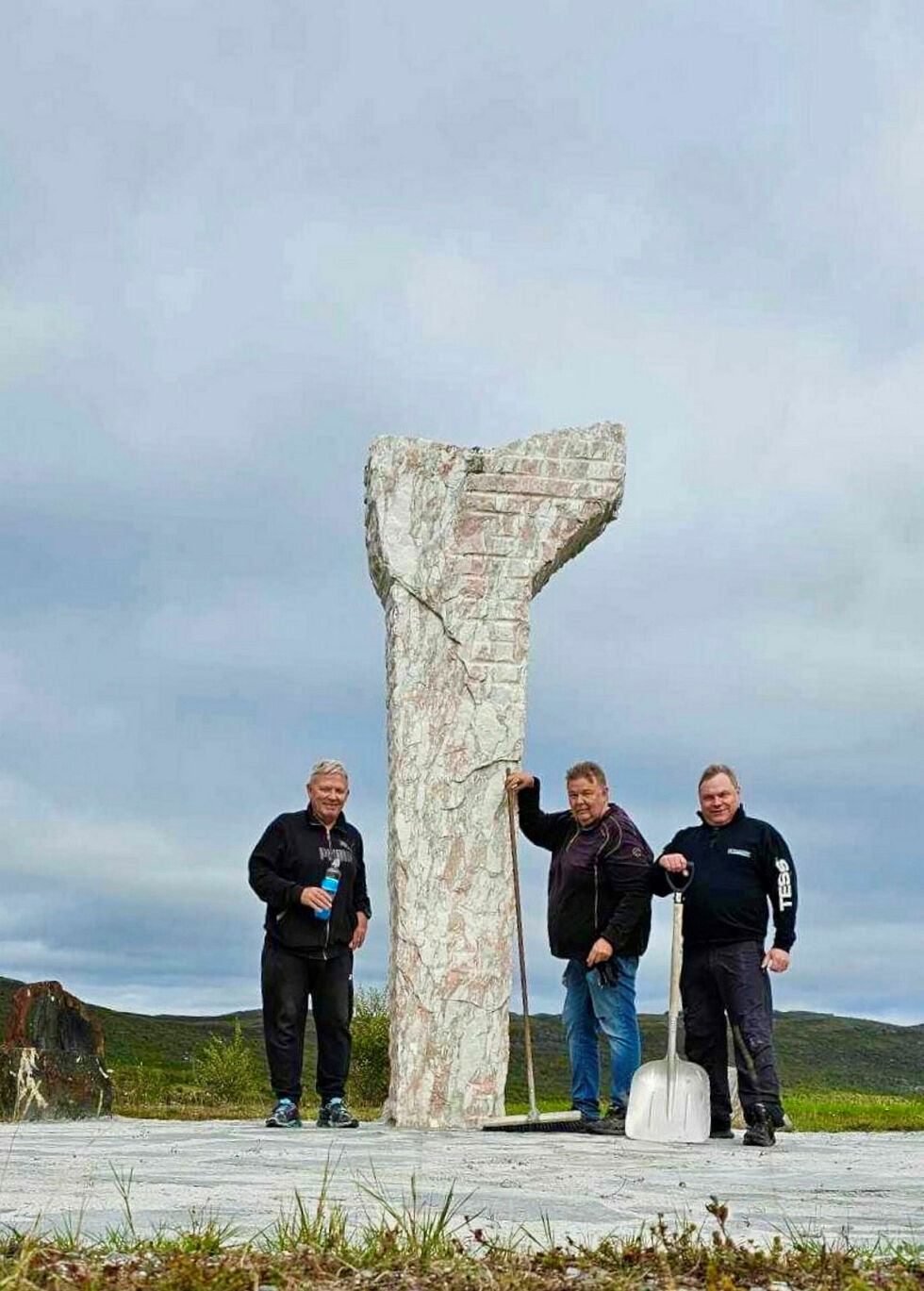 Ferdig med å legge steinmel mellom hellene. Fra venstre Bernt Karlsen, Jens Dørmænen og Torfinn Iversen.
Foto: Torfinn Iversen