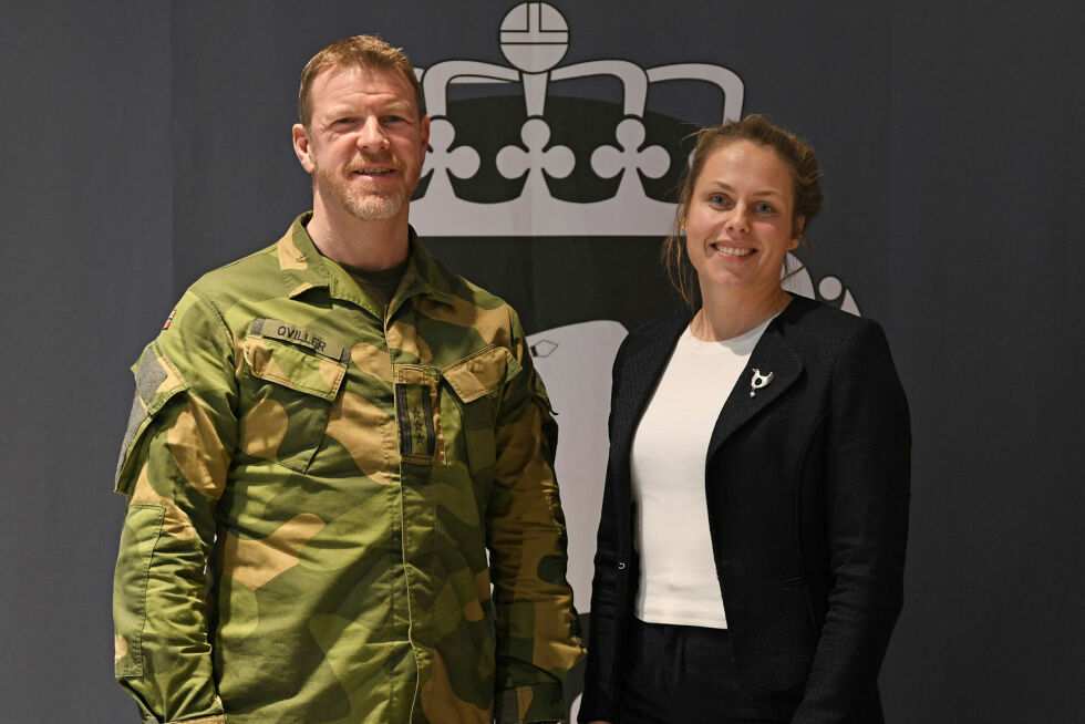 Sjef FLF oberst Jørn Qviller og statssekretær Anne Marie Aanerud. Statssekretæren sier at deres mål som myndigheter er å legge til rette for at små og mellomstore bedrifter får bedre mulighet til å delta i konkurransene.
 Foto: Irene Andersen