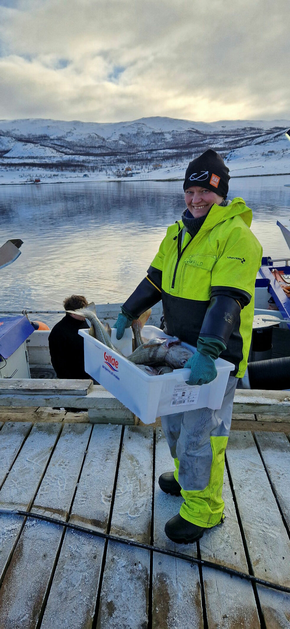 Sesongen startet bra. Gunhild Blien fra Tana forlot læreryrket for tre år siden og har etablert seg som fisker i Torhop. 
– Målet er å fiske alt fra Torhop i år, sier hun og viser frem noe av fangsten de i fikk i begynnelsen av denne uken.
 Foto: Tom Hardy