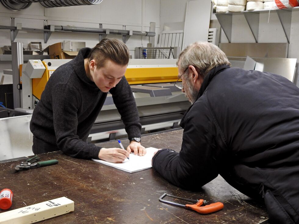 Da Ságat kom for å snakke med Kim René Blomstereng var han opptatt med en kunde. Kunde nummer to, så langt, etter det Ságat blir fortalt. Blikkenslageren er i gang, altså.
 Foto: Kristin Marie Ericsson