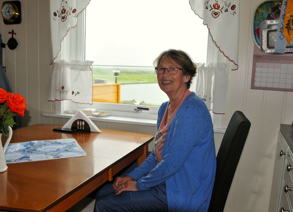 Erna Strand Nilssen har gjennom 20 år blitt godt kjent med gråmåsen Måsegutt. – Han er nesten som et husdyr, flirer hun. Men Erna har også grått for sin bevingede venn. FOTO: HANNE KLEMETSEN