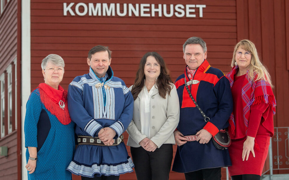 Fra venstre: Kommunedirektør Karin Hætta, Kautokeino, Kautokeino-ordfører Anders Samuelsen Buljo (Kautokeino Flyttsameliste), prosjektleder Eli Synnøve Skum Hanssen, Karasjok-ordfører Svein Atle Somby (Ap) og assisterende kommunedirektør Elisabeth Larsen, Karasjok.
 Foto: Cecilie Bergan Stuedal