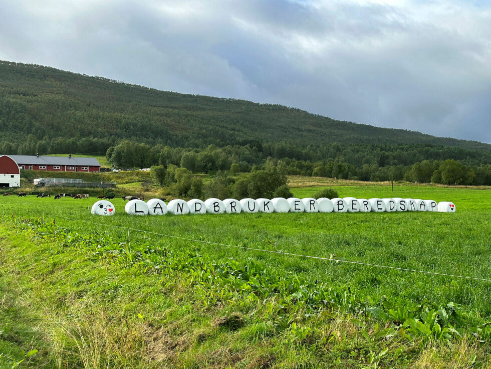 «Landbruk er beredskap», står det på disse rundballene.
(Arkivfoto)