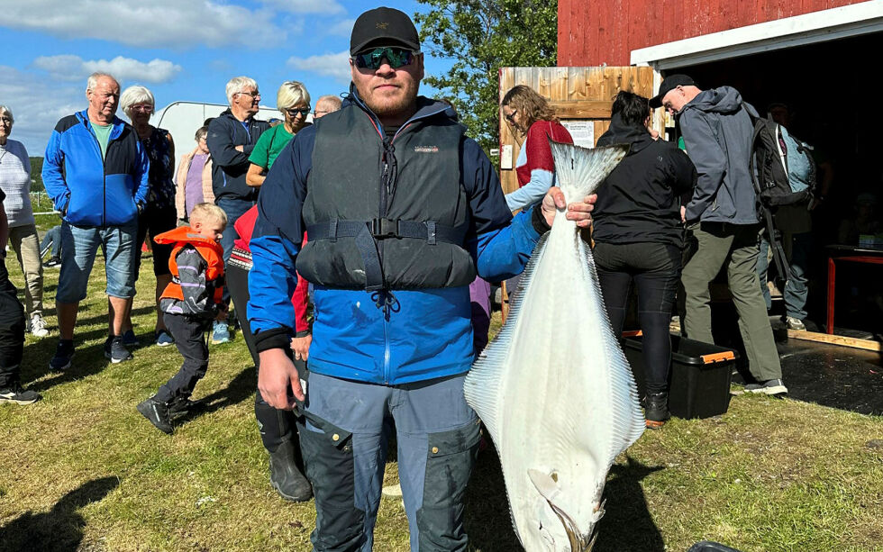 Kenneth Smolan ble den suverene vinneren i Jarfjord på lørdag med denne kveita, som veide 11.930 gram.
 Foto: Hallgeir Henriksen