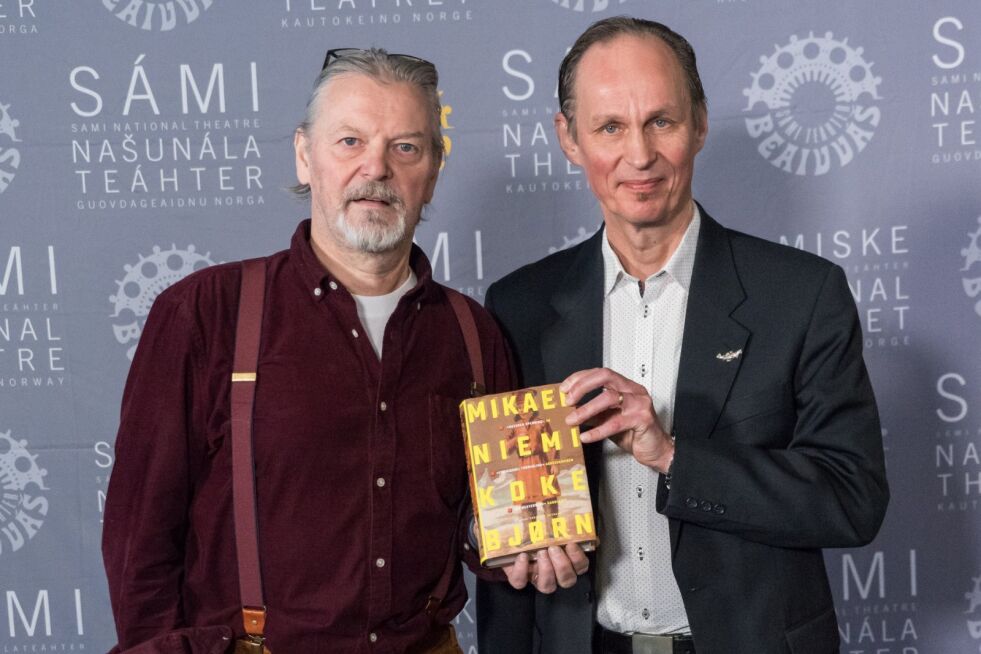 Rolf Degerlund i selskap med Mikal Niemi. Beaivváš skal i 2021 lage teater av boka «Koke bjørn».
 Foto: Aslak Mikal Mienna