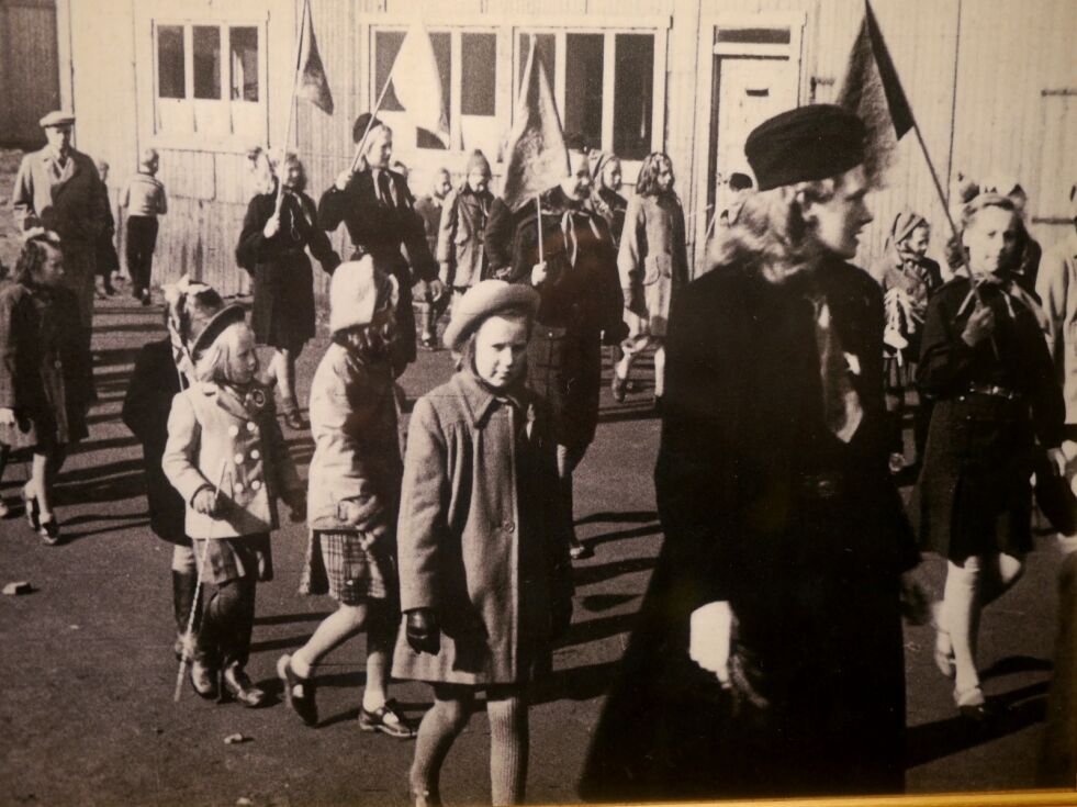 Bildet viser barn og voksne som går i tog i Honningsvåg i gjenreisningstida; en gang på slutten av 1940-tallet.
 Foto: : Nordkappmuseet, gjengitt med tillatelse fra museet