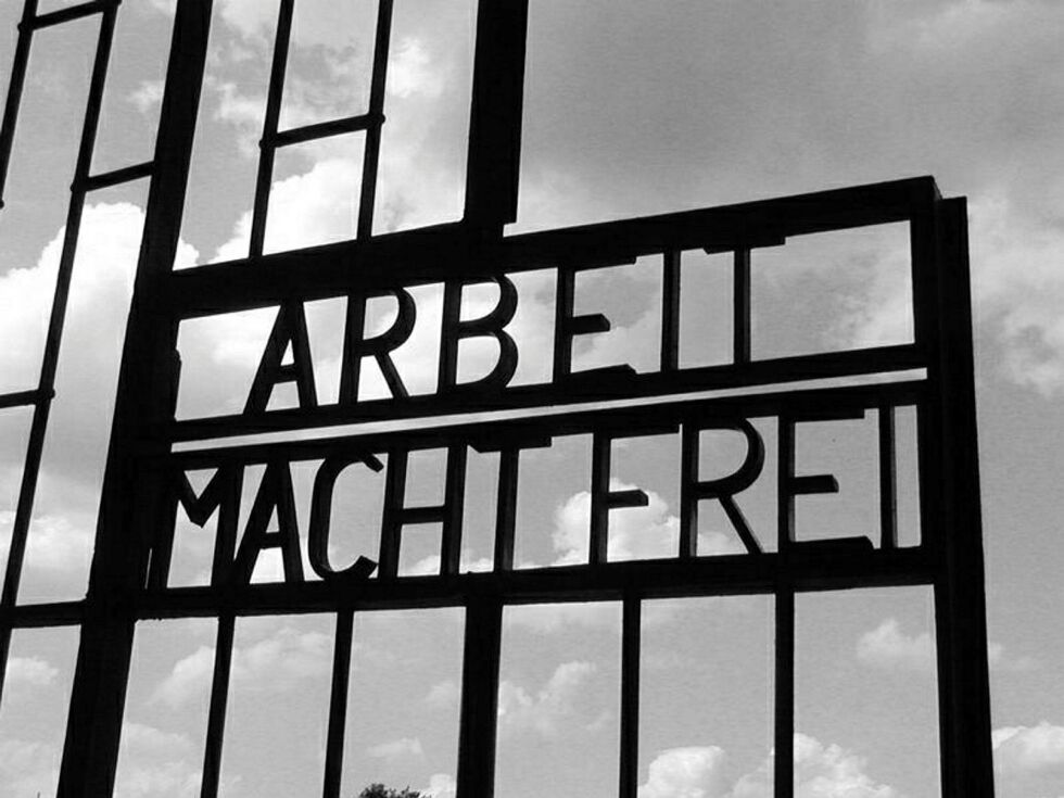 Arbeit macht Frei. Arbeid slipper deg fri. Teksten på porten inn til konsentrasjonsleiren Sachsenhausen kunne ikke vært mer feil.
 Foto: Foto: Wikimedia Commons