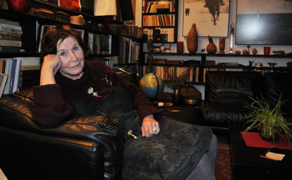 – Et skjebnetungt møte, kan man si, sier Regine Juhls. Ansiktet får et alvorsdrag når hun i sølvsmias private del forteller historien som endret livet hennes.
 Foto: Rita Heitmann