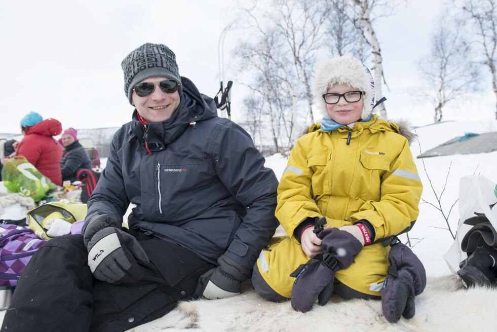Hallstein Røksland og Kasper (7) venter spente på premieutdelingen etter at syvåringen stakk av med skiseieren.
 Foto: Frøydis Falch Urbye