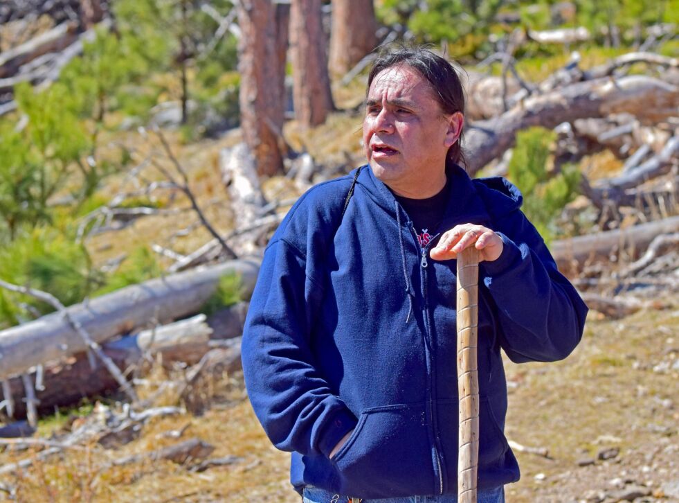 Roger White Eyes, lærer i språk og kulturfag ved Red Cloud School på Pine Ridge, leder de unge opp til Black Elk Peak og deres gamle tradisjoner.
 Foto: Øyvind Ravna