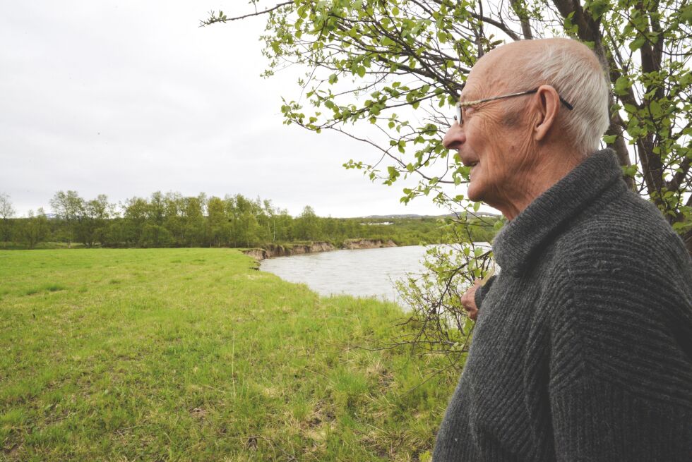– Nå har Vår Herre ordnet det slik at jeg også har fiskerett i elva, sier Ragnvald Benjaminsen spøkefullt. Før flommen var det FeFo som eide elvebredden, men nå har elva flyttet langt inn på Ragnvalds eiendom. Foto: Sonja E. Andersen