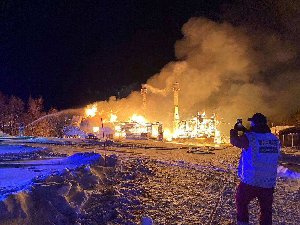 Brannvesenet fikk melding om brannen 01.30 nyttårsnatten. Brannårsaken er ikke kjent. Her streamer en av hjelpepersonellet for 110-sentralen.
 Foto: Iris Egilsdatter Somby