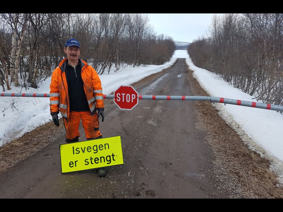 Torsdag formiddag stengte Tana kommune  isvegen mellom Rustefjelbma og Harrelv i Tana. Her er fagarbeider Arve Nilsen klar for å skru opp skiltet som forteller at sesongen for å kjøre over elva er historie denne sesongen.
 Foto: Tom Hardy