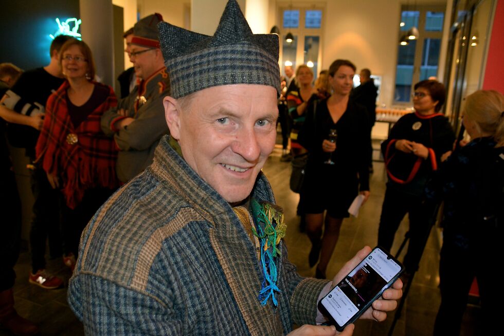 Joi­ker Ánde Som­by for­tel­ler om joik på BBC. I den for­bin­del­se joi­ket han ul­ven.
 Foto: Elin Mar­gre­the Wers­land