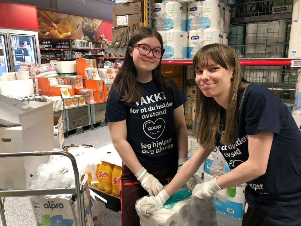 Dina Alise Erke (15) og Maja Kristine Tapio (16) savner å kunne reise, og å ha mye folk rundt seg.
Foto: Birgitte Wisur Olsen