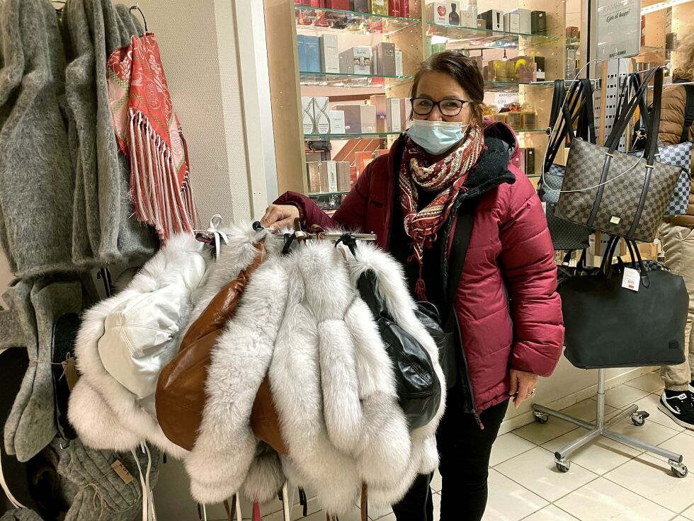 Inger Anne Mienna selger julegavene du ikke finner i vanlige butikker.
 Foto: Roger Albrigtsen