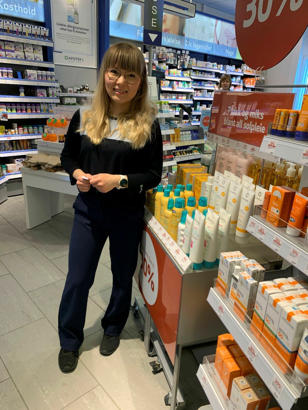 Lise Katrine Andersen ved Apotek1 i Lakselv har en klar oppfordring til alle. – Bruk solbeskyttelse!
 Foto: Irmelin Klemetzen