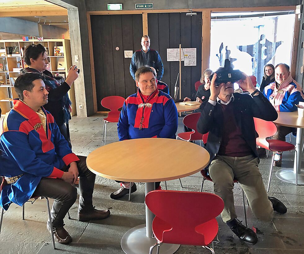 Jonas Gahr Støre (AP) fikk se útkastet på drømmen om et samisk nasjonalt kusntmuseum gjennom disse VR-brillene. Til venstre John Henrik Guttorm og ordfører i Karasjok, Svein Atle Somby
 Foto: Stein Torger Svala