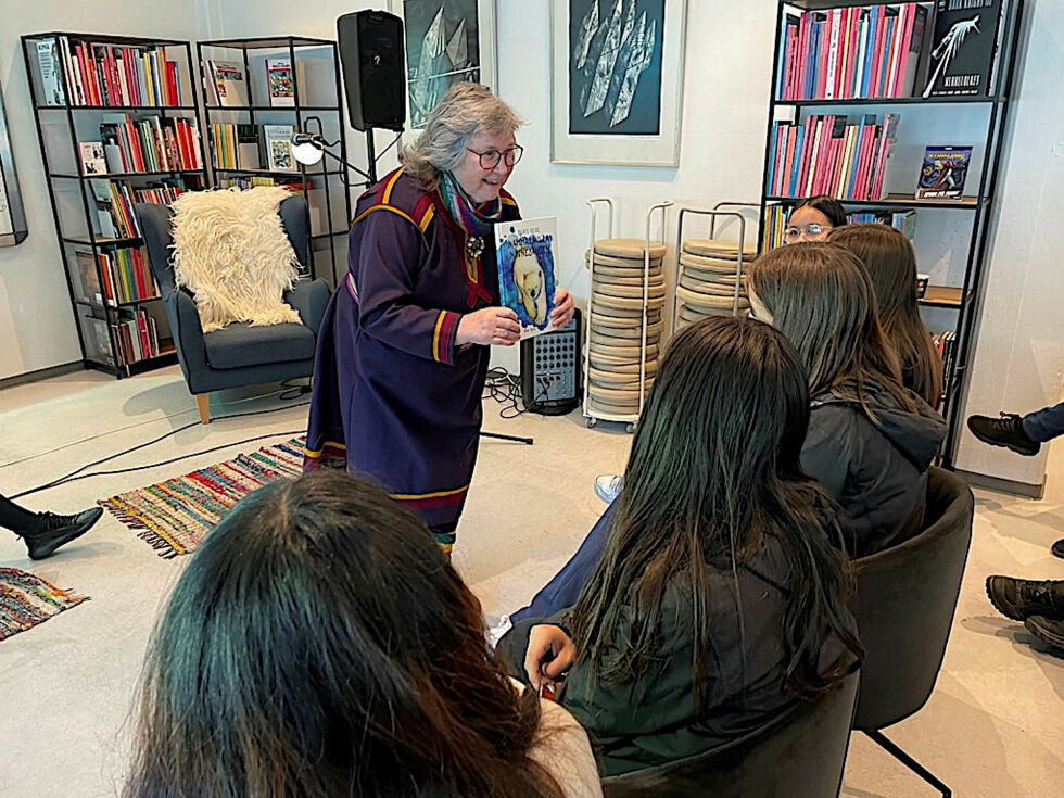 Forfatter Beate Heide møter publikum med sin bok «Nammalávlla/Navne­sangen», som professor Ommundsen har jobbet med.
 Foto: Marit Anne Hauan