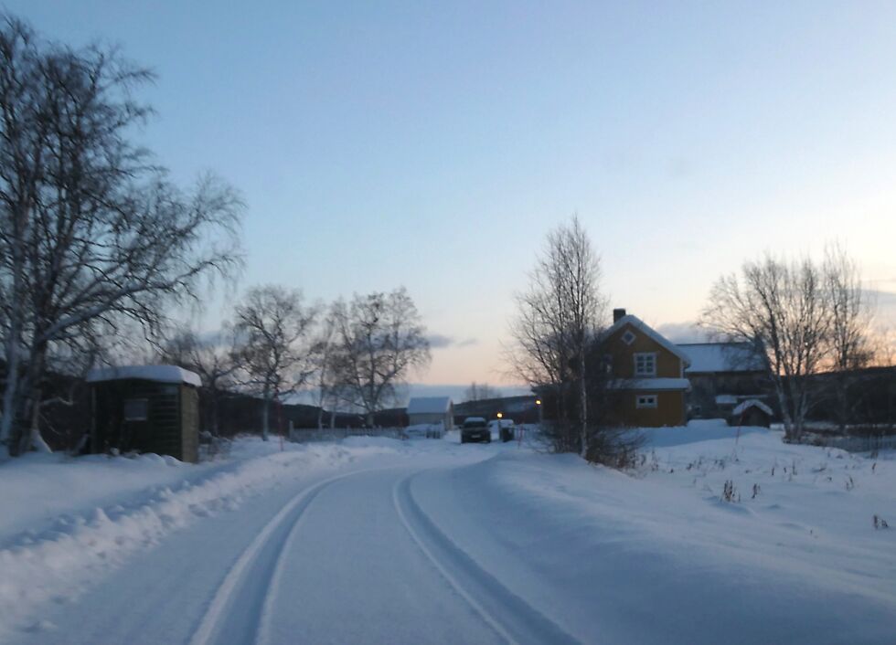 De kommunale veiene til nesene og opp etter dalførene kan bli privatiserte om kommunestyret vedtar det. Her fra Ájonjargveien
 Foto: Stein Torger Svala