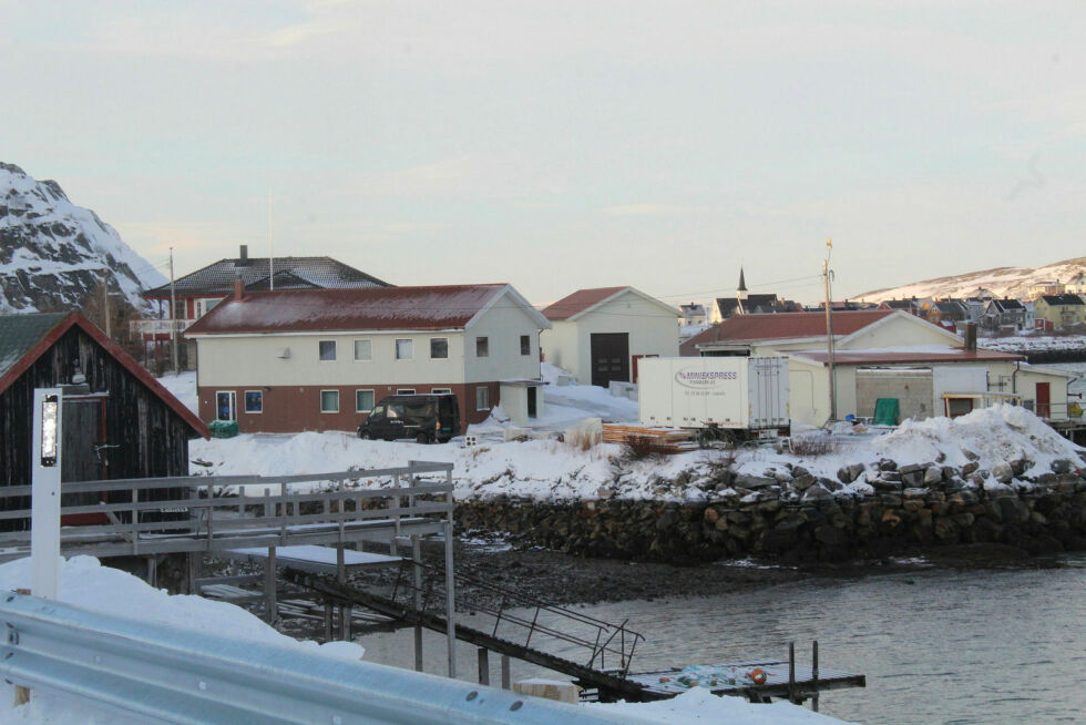 Det gamle Abrahamsenbruket på Bugøynes er nå kjøpt opp av kirkenesselskapet Prima 1 Fisk Bugøynes AS.
 Foto: Randi Irene Losoa