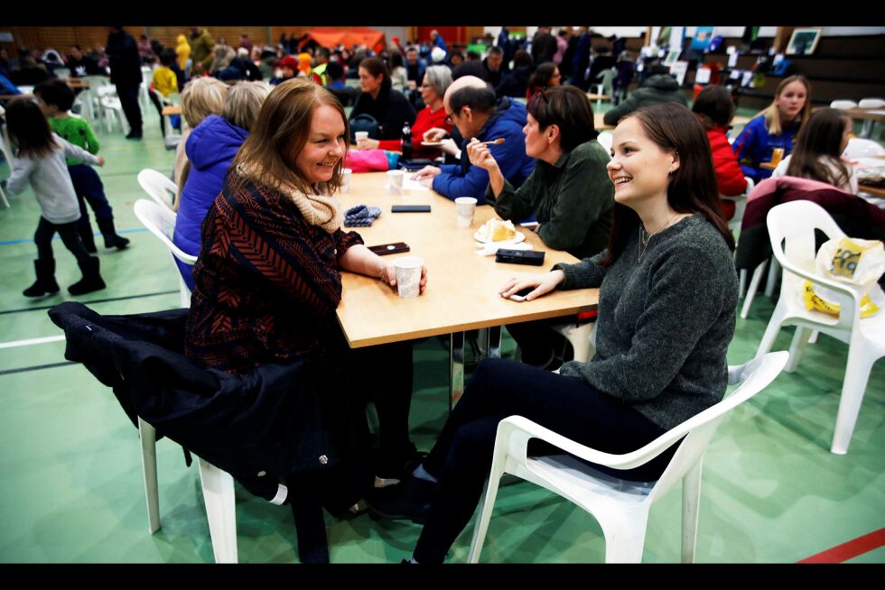Silje Borg Fagerness og Amalie Dorthea Gjertrude Strømme koser seg på romjulsbasaren i Karasjok. De forteller begge til Ságat at de har hatt en svært koselig jul sammen med familie, med både skutertur og spill. Foto: June Helén Bjørnback
 Foto: June Helén Bjørnback