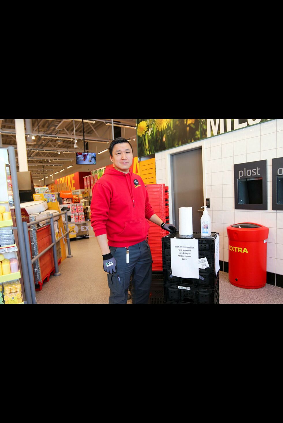 Antibac er plassert rundt på ulike steder i butikken. Ved bruk av hansker eller Antibac ved handling av frukt og grønt, kan man unngå noe smittespredning.
 Foto: Silje L Kvammen