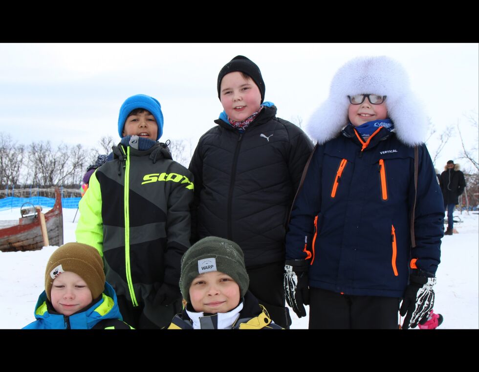 Disse guttene fra 4. og 5. trinn på oppvekstsenteret i Nesseby var fornøyd med litt fri fra skolebenken. Foran Issat Niilas Noste Smuk og Per Mikkel Persen Smuk. Bak ser vi Per Jørgen Nilsen Turi, Christian E. Trane Trosten og Àike Heandrat Trane Trosten.
 Foto: Torbjørn Ittelin