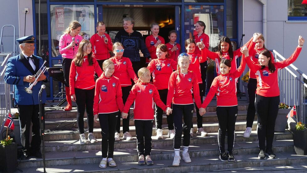 Liss-Heidi Olsen og fotballjenter fra Honningsvåg turn & idrettsforening sang «Magerøysangen» og høstet massiv applaus fra de fremmøtte på rådhusplassen.
 Foto: Geir Johansen