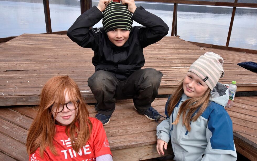 Nora (11), Loke (10) og Agnethe (8) ved Kokelv oppvekstsenter er ikke spesielt fornøyde med at bassenget er stengt. De sier at de tror det aldri blir fiksa.
 Foto: Cecilie Ditløvsen
