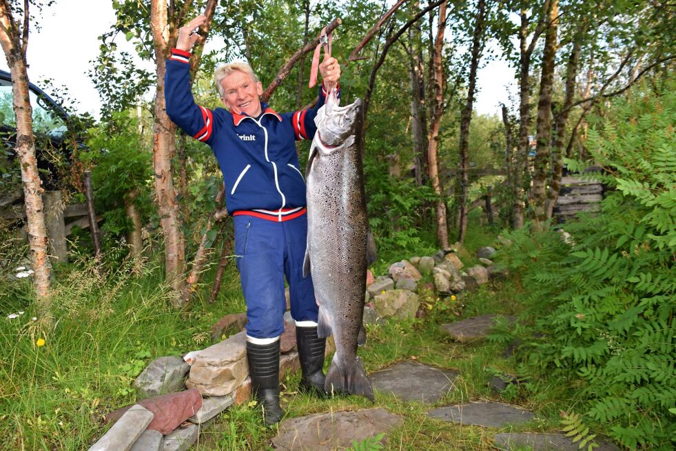 Anders Porsanger fra Skiippagurra med ruggen som ble kontrollveiet til 24 kilo.
 Foto: Hilde Porsanger