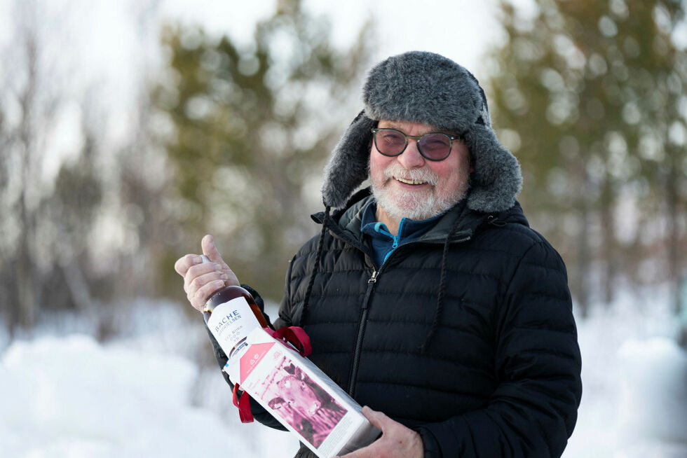 Ottar Wigelius viser stolt frem hundekjørernes premie.
 Foto: Therese Norman Andersen