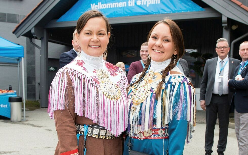 Søstrene Monica Dervo-Lehn og Heidi Marlene Siri Dervo er begge i Fremskrittspartiet. Bildet er fra landsmøtet i 2019, der de stilte i kofte.
 Foto: Arne Rune Gjelsvik/FrP