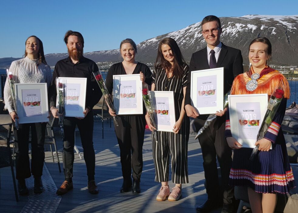 Emma Elliane Oskal Valkeapää (helt til høyre) har fått støtte til å videreutvikle sin samiske musikk. De andre stipendmottagerne er, fra venstre, Mathilde Caeyers, Sivert Henriksen, Anna Karoline Bjelvin, Jenny Andersen, Anton Johannes Nyman. Maya Mi Samuelsen var ikke til stede under utdelingen.
 Foto: Sparebankstiftelsen