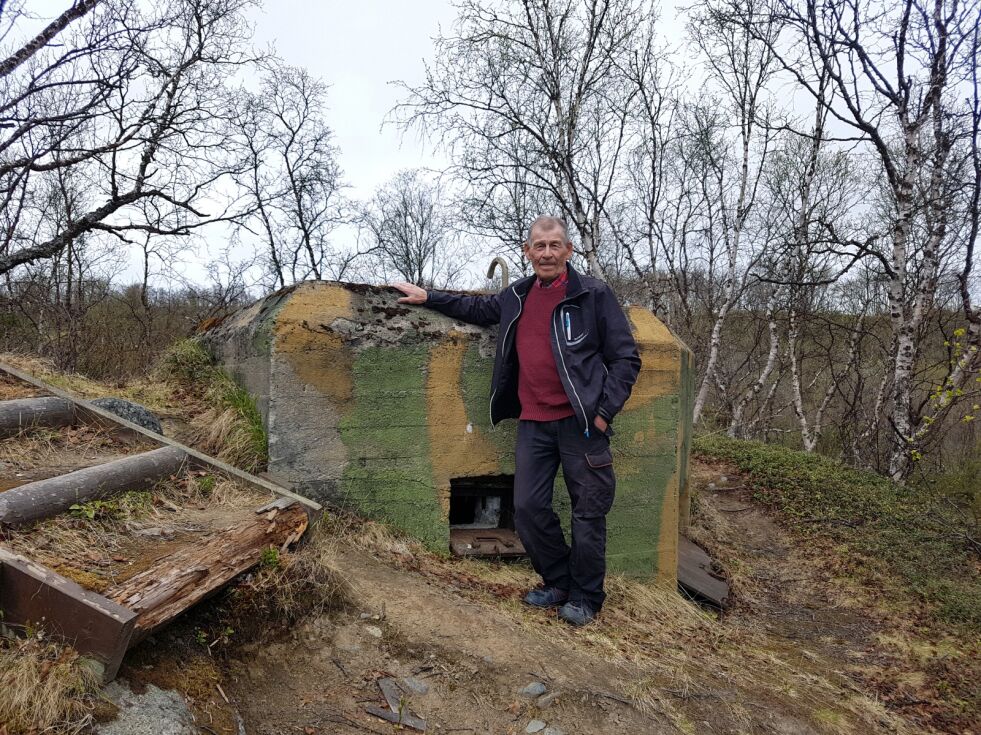 – Denne bunkeren ble bygget på slutten av 1950-tallet eller begynnelsen av 1960-tallet og er ikke fra krigens dager, sier Ingvald Ravna fra Vestre Seida. Han var med å transportere masse i forbindelse med byggingen av den. Bunkeren på bildet er en av to bunkere som sto plassert ved Tanabru. Den andre, som kom i konflikt med nybrua, er revet i forbindelse med bygging av nye Tana bru.
Foto: Tom Hardy